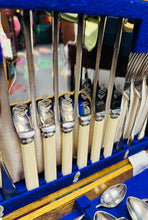 Load image into Gallery viewer, Set gytleri 24 darn Vintage ‘Viners Ltd' o Sheffield, o'r 1950au, mewn blwch pren / Vintage ‘Viners Ltd’ of Sheffield 24 piece Canteen of Cutlery from the 1950s in a wooden box

