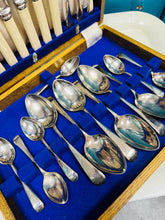 Load image into Gallery viewer, Set gytleri 24 darn Vintage ‘Viners Ltd' o Sheffield, o'r 1950au, mewn blwch pren / Vintage ‘Viners Ltd’ of Sheffield 24 piece Canteen of Cutlery from the 1950s in a wooden box
