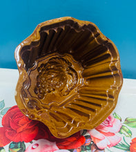 Load image into Gallery viewer, Mowld pwdin / jeli mawr Hynafol brown o’r oes Fictoraidd / Antique Victorian brown large pudding / jelly mould
