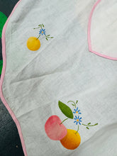 Load image into Gallery viewer, Ffedog Hanner Vintage Retro linen ffrwythau wedi eu gwnio â llaw yn y 60au / Vintage Retro linen hand sewn fruit half apron from the 60s
