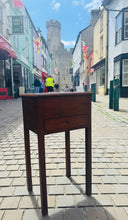 Load image into Gallery viewer, Bocs gwnio pren Hynafol ar goesau / Antique wooden seeing box on legs
