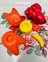 Load image into Gallery viewer, Tegan Ci ‘Zoo-it-yourself’ Tupperware o 1966 / Vintage Tupperware ‘Zoo-it-yourself’ Dog toy from 1966
