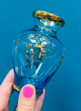 Load image into Gallery viewer, Fâs blodeuyn gwydr turquoise Vintage o’r Eidal / Vintage Italian turquoise glass bud vase
