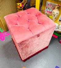 Load image into Gallery viewer, Pouffe / Ottoman felfed pinc Retro o’r 70/80au / Retro pink velvet Pouffe / Ottoman from the 70/80s
