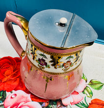 Load image into Gallery viewer, Jwg Hynafol binc wedi’i beintio â llaw gyda chaead aluminium / Antique hand painted pink jug with aluminium lid
