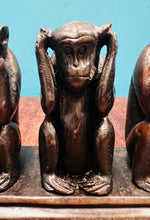 Load image into Gallery viewer, Ffigwr carreg Vintage tri mwnci ‘see /hear / speak no evil’ wedi ei gerfio / Vintage stone ‘see /hear / speak no evil’ three monkeys figure
