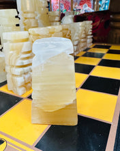 Load image into Gallery viewer, Set Chess Marbl Onyx Vintage o’r 70au a bwrdd chess sydd yn plygu / Vintage Marble Onyx Chess set from the 70s with a golding chess board
