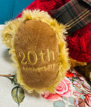 Load image into Gallery viewer, Tedi Nadoligaidd Harrods o 2005 / Harrods Christmas Bear from 2005
