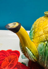 Load image into Gallery viewer, Tebot patrwm Pinafal Majolica Hynafol o’r 19eg Ganrif wedi’i beintio â llaw gyda pîg Pewter / Antique Majolica Pineapple patterned handpainted teapot from the 19th Century with a Pewter tip
