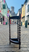 Load image into Gallery viewer, Daliwr ymbarela cornel pren Mahogany Edwardaidd gyda choesau barley twist a tray dripio haearn / Edwardian Mahogany corner umbrella stand with barley twist legs and removable metal drip tray
