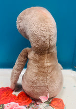 Load image into Gallery viewer, Tegan meddal E.T. gwreiddiol o 1982 / Original E.T. Soft toy from 1982
