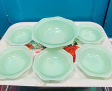 Load image into Gallery viewer, Set o 5 powlen Pyrex fach ac un powlen fawr lliw mint / Set of 5 small and one large Pyrex mint green bowls
