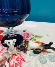 Load image into Gallery viewer, Gwydr balŵn glas Empoli gyda chath seramig yn hongian a llygoden ofnus o ganol y ganrif ddiwethaf / Mid Century Empoli blue balloon glass with a hanging ceramic cat and a scared mouse
