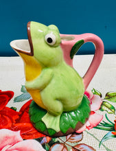 Load image into Gallery viewer, Jwg llefrith siâp llyfant / Frog shaped milk jug
