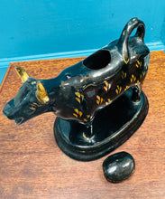 Load image into Gallery viewer, Jwg hufen buwch ddu ac aur Crochenwaith Staffordshire Jackfield Hynafol o 1860 / Antique Staffordshire Jackfield Pottery black and gold cow creamer from 1860
