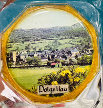 Load image into Gallery viewer, Blwch Llwch ‘Dolgellau’ gwydr Retro o’r 70au / Retro glass ‘Dolgellau’ ashtray from the 70s

