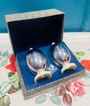 Load image into Gallery viewer, Pâr o Orchuddion Wyau 'HeatMaster'  Art Deco o’r 1930au-40au yn eu bocs gwreiddiol / Pair of Art Deco ‘HeatMaster’ Egg  Cozies Circa 1930-40s in Original Box
