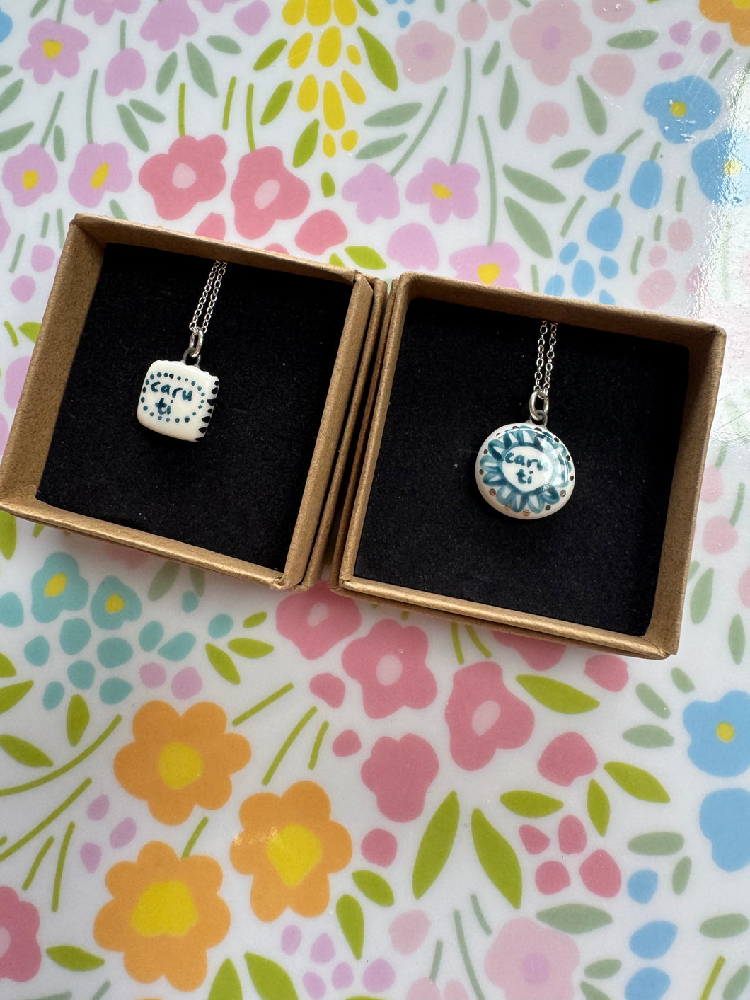 Mwclis unigryw ‘Cary Ti’ seramig ac arian gan Tlysau / Unique seramic and silver ‘Caru Ti’ necklace by Tlysau