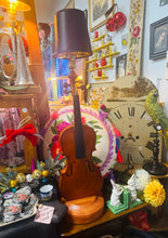 Load image into Gallery viewer, Golau unigryw allan o hen ffidil ar waelod pren sydd wedi ei wneud â llaw / Unique light made out of an old fiddle on a handmade wooden base
