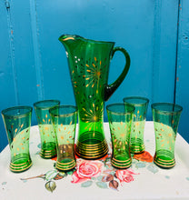 Load image into Gallery viewer, Set gwydr gwyrdd Vintage saith darn yn cynnwys jwg a chwe gwydr o ganol y ganrif ddiwethaf / Vintage 7-piece Mid Century drinking set featuring a green glass pitcher and six matching tumblers.
