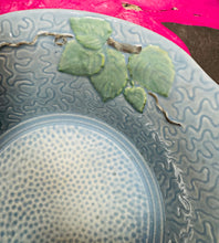 Load image into Gallery viewer, Powlen weini las â mefud Melba Ware Vintage / Vintage strawberry blue Melba Ware serving bowl
