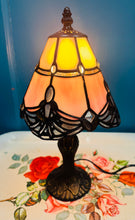 Load image into Gallery viewer, Lamp Tiffany wedi'i gwneud â llaw o wydr lliw pinc a chlir /Handmade pink and clear stained glass Dragonfly Tiffany Lamp
