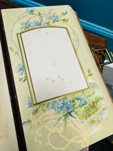 Load image into Gallery viewer, Albwn lluniau blodeuog Fictorianaidd mewn câs lledr a chlasp / Victorian floral photo album in leather case and clasp
