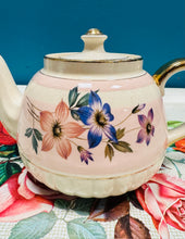 Load image into Gallery viewer, Tebot Sadler bychan pinc a blodeuog / Vintage Sadler small pink and floral Vintage teapot
