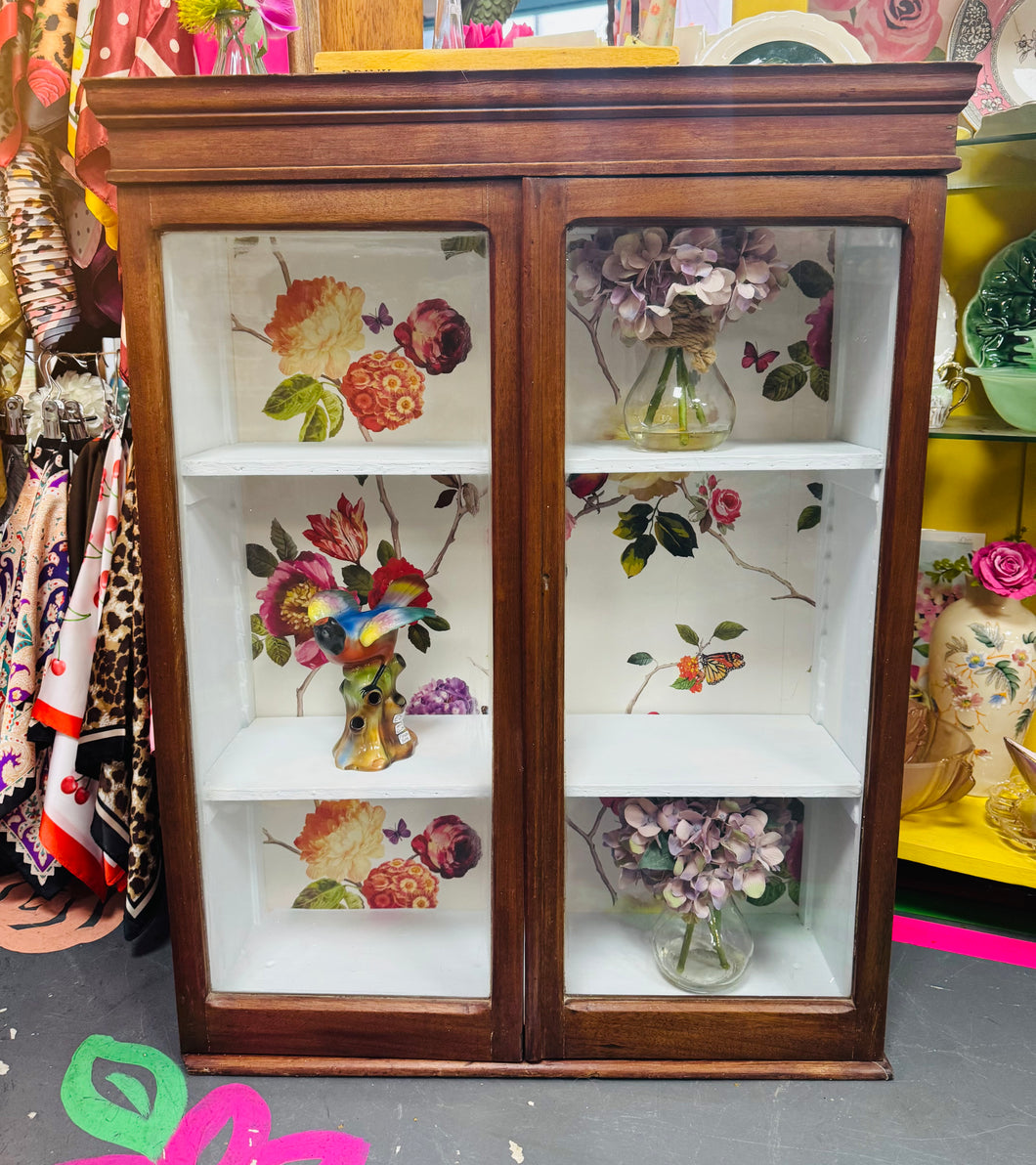 Cwpwrdd pren mahogany Hynafol sydd yn mynd ar y wal, gyda thair silff a drysau gwydr / Antique wooden mahogany wall mounted cupboard with three shelves and glass doors