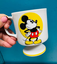 Load image into Gallery viewer, Mwg 'Mickey Mouse' Vintage gan Walt Disney Productions o'r 1970au / Vintage Walt Disney Productions Mickey Mouse Footed Mug from the 70s
