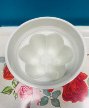 Load image into Gallery viewer, Mowld jeli porselin gwyn Hynafol Royal Winton Grimwades / Antique Royal Winton Grimwades porcelain white jelly mould
