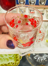 Load image into Gallery viewer, Set o 6 gwydryn blodeuog coch Retro sherry gyda gwaelod sgwâr / Set of 6 red floral Retro sherry glasses with square base

