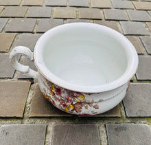 Load image into Gallery viewer, Pot dan gwely seramig blodeuog Hynafol / Antique ceramic floral Chamber Pot
