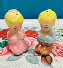Load image into Gallery viewer, Set halen a pupur Vintage bachgen a merch yn gweddio / Vintage Boy and girl praying Salt and Pepper Shaker Set
