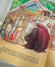 Load image into Gallery viewer, Llyfr clawr caled Vintage ‘The house that Jack built’ a ‘Hansel a Gretel’ o 1970 / Vintage ‘The house that Jack built’ and ‘Hansel a Gretel’ hardback book from 1970

