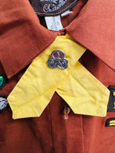Load image into Gallery viewer, Dillad Girl Guides Vintage o’r 60au gyda 20 bathodyn / Girl Guides Vintage Brownie Uniform from the 1960&#39;s with 20 Badges
