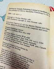 Load image into Gallery viewer, Llyfr Annie gan Thomas Meehan o 1983 / Annie book by Thomas Meehan from 1982
