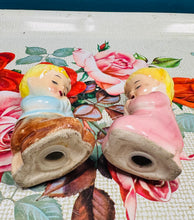 Load image into Gallery viewer, Set halen a pupur Vintage bachgen a merch yn gweddio / Vintage Boy and girl praying Salt and Pepper Shaker Set
