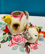 Load image into Gallery viewer, Tebot Vintage ‘Price Kensington’ siâp buwch wedi’w beintio â llaw / Vintage ‘Price Kensington’ ceramic hand painted cow shaped teapot
