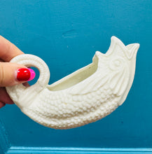 Load image into Gallery viewer, Jwg saws gwyn Vintage seramig siâp pysgodyn / Vintage ceramic white fish shaped sauce jug
