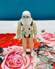 Load image into Gallery viewer, Ffigwr Stormtrooper Star Wars gwreiddiol o 1980 / Original Star Wars Stormtrooper figure from 1980
