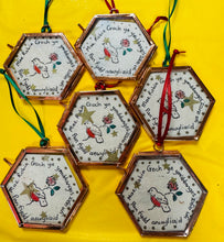 Load image into Gallery viewer, Ffrâm bach ‘Mae Robin Goch yn ymddangos pan fydd anwyliaid yn agos’ wedi eu gwneud â llaw / Handmade  ‘Mae Robin Goch yn ymddangos pan fydd anwyliaid yn agos’ small frame
