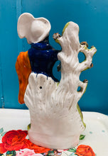 Load image into Gallery viewer, Fâs 'spill' cefn gwastad Hynafol Staffordshire o'r 19eg ganrif siâp heliwr o'r Alban a chi / Staffordshire flat back spill vase from the 19th century featuring a "Highlander" hunter and dog

