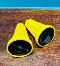 Load image into Gallery viewer, Potiau halen a pupur melyn Bakelight Vintage o’r 40au / Vintage yellow Bakelight salt and pepper pots frim the 40s
