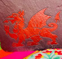Load image into Gallery viewer, Darn Mawr o lechen Cymreig unigryw i’w roi wrth eich drws ffrynt gyda’r Ddraig Goch a ‘Croeso’ arno / Huge unique piece of Welsh Slate to be placed by your front door with the Welsh Red Dragon and ‘Croeso’ on it

