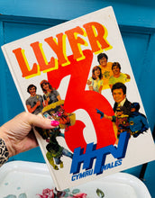 Load image into Gallery viewer, ‘Llyfr Mawr 3 HTV’ Vintage o 1980 / Vintage ‘Llyfr Mawr 3 HTV’ book from 1980
