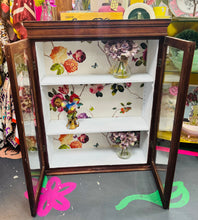 Load image into Gallery viewer, Cwpwrdd pren mahogany Hynafol sydd yn mynd ar y wal, gyda thair silff a drysau gwydr / Antique wooden mahogany wall mounted cupboard with three shelves and glass doors
