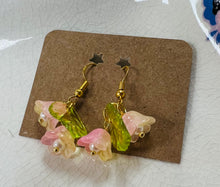 Load image into Gallery viewer, Clustlysau blodau gwydr steil Vintage / Vintage style glass flower earrings
