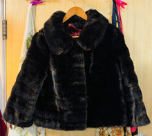 Load image into Gallery viewer, Côt Vintage brown tywyll, llewys tri chwarter, Jontique London maint bychan / Small dark brown Vintage Jontique London, three quarter length sleeve, faux fur coat
