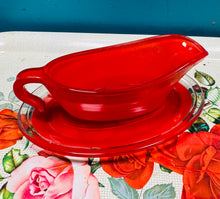Load image into Gallery viewer, Jwg gravy a soser Pyrex Phoenix Retro coch / Retro red Phoenix Pyrex Gravy boat and saucer
